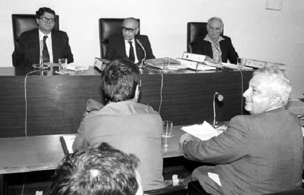 Sharon diante dos membros da comissão Kahan, que investigou o massacre de Sabra e Chatila, em 1982. As conclusões resultaram em sua saída do Ministério da Defesa