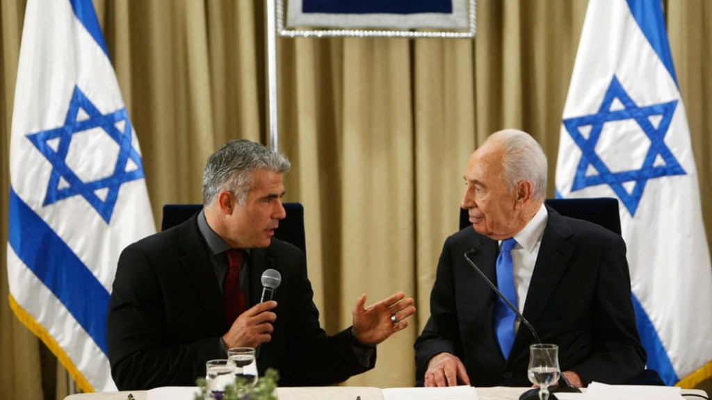 Yair Lapid, líder do centrista Yesh Atid, conversa com o presidente Shimon Peres