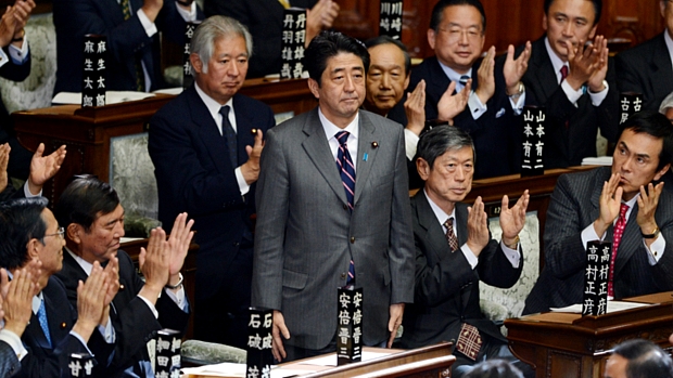 Parlamento do Japão aplaude Shinzo Abe: político volta ao poder depois de cinco anos