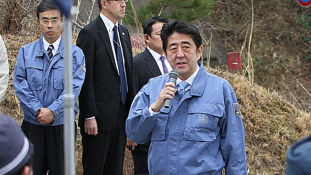 O premiê japonês Shinzo Abe durante visita à província de Fukushima