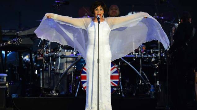 A cantora Shirley Bassey durante show no Palácio de Buckingham
