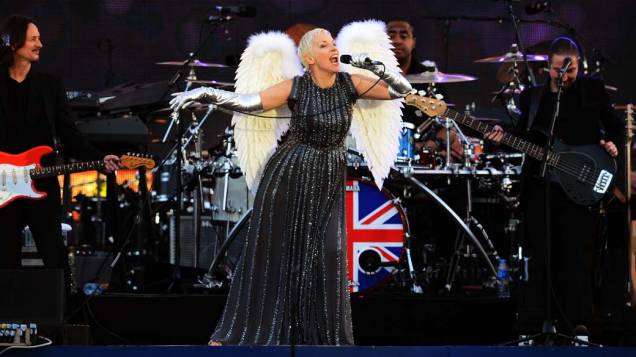 A cantora Annie Lennox durante show no Palácio de Buckingham