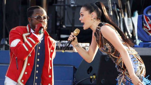 Os cantores will.i.am e Jessie J durante show no Palácio de Buckingham