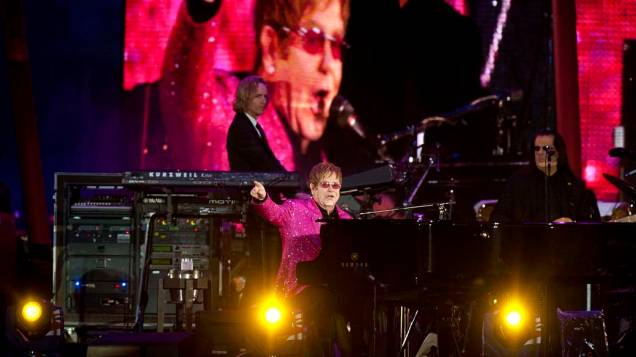 O cantor Elton John durante show no Palácio de Buckingham