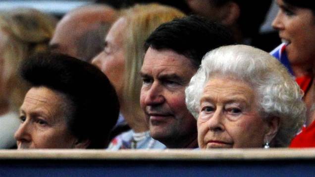 Rainha Elizabeth II assiste ao show de comemoração de seu Jubileu de Diamante no Palácio de Buckingham