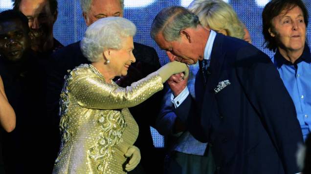 Príncipe Charles beija a mão da rainha Elizabeth II durante show de comemoração do Jubileu de Diamante