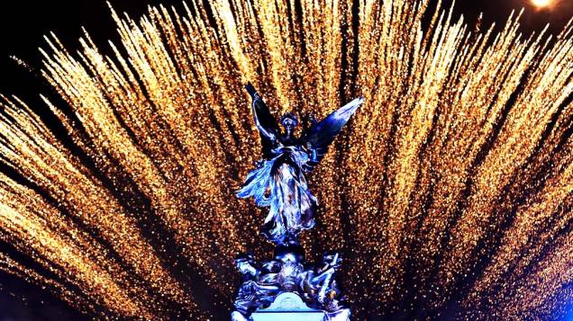 Fogos atrás do monumento da rainha Vitória durante show no Palácio de Buckingham