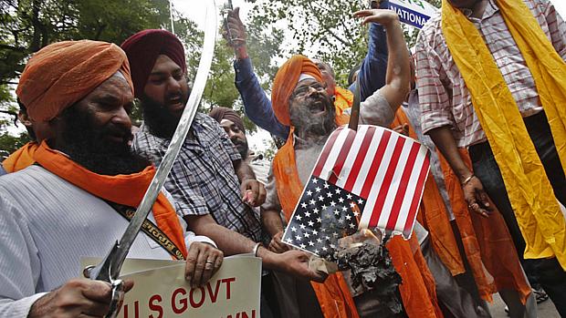 Membros de um partido político da comunidade sikh da Índia protestam contra o governo americano em Nova Délhi