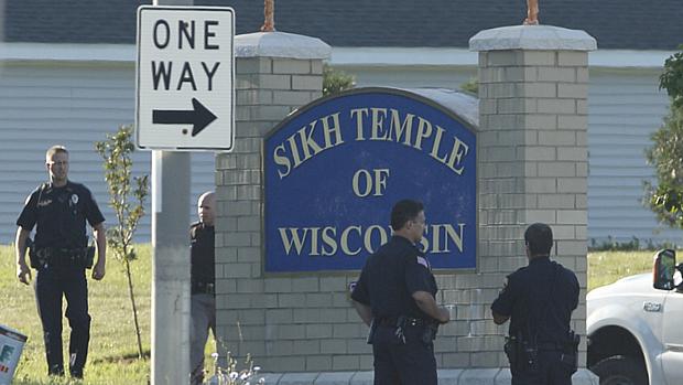 Policiais cercam local do crime, no templo sikh de Winconsin, em Oak Tree
