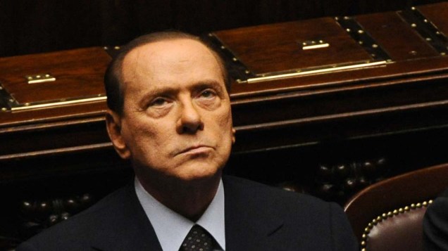Durante votação no parlamento italiano, Berlusconi olha para o céu