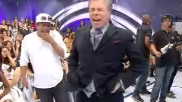 Empresário e apresentador Silvio Santos deixa a calça cair durante programa exibido em 29/04/2012