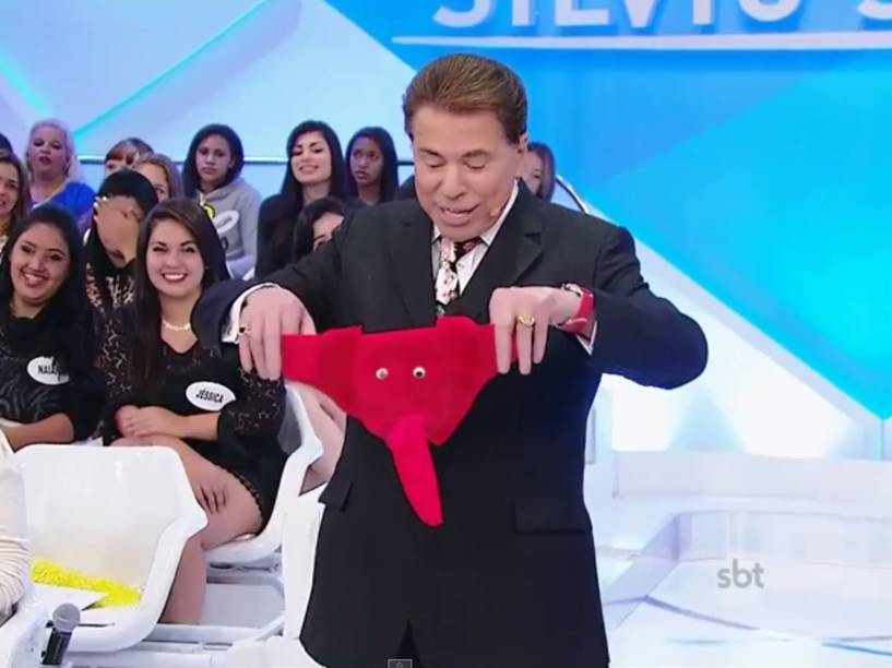 Silvio Santos exibe sua nova cueca