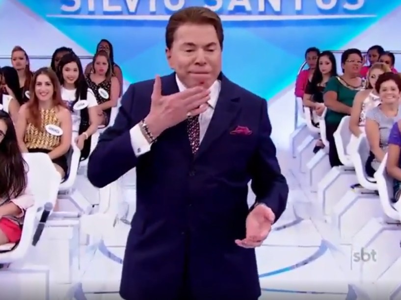 Atriz presenteia Silvio Santos com cueca diferente