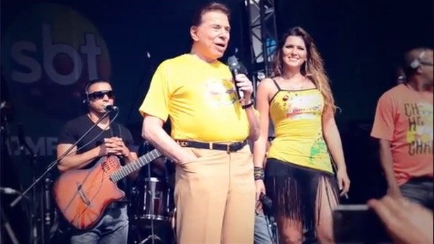Silvio Santos na festa de fim de ano do SBT, ao lado da modelo e apresentadora Lívia Andrade