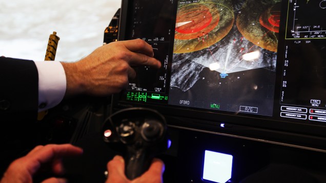 <p>O novo software desenvolvido pela Boeing é capaz de mostrar em tempo real o relevo do terreno em volta da aeronave, ajudando os pilotos a enxergarem com mais precisão os alvos</p> <p>O novo software desenvolvido pela Boeing é capaz de mostrar em tempo real o relevo do terreno em volta da aeronave, ajudando os pilotos a enxergarem com mais precisão os alvos</p>