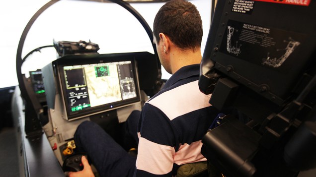 <p>O maquinário montado na USP conta com um cockpit, três projetores de alta definição, uma tela de 180 graus e uma série de computadores que processam as informações visuais e os comandos dos pilotos</p>