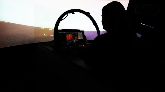 <p>O simulador é uma versão simplificada daquele utilizado por pilotos. Algumas funções consideradas secretas, como o acesso a algumas armas e alguns tipos de radares, não estão disponíveis. Apesar disso, a tela em 180 graus dá a sensação de total imersão na aeronave</p>