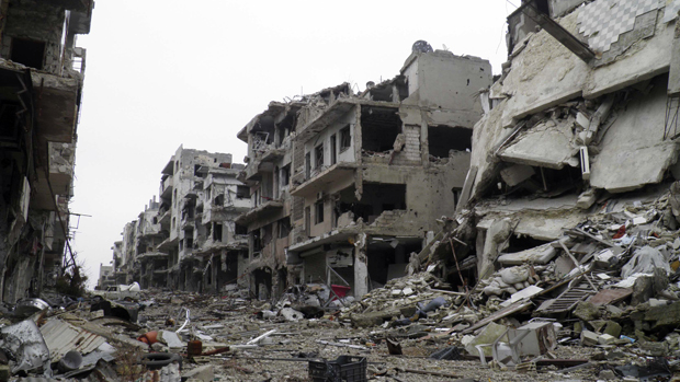 Visão geral mostra edifícios danificados ao longo de uma rua deserta na área sitiada de Homs, na Síria