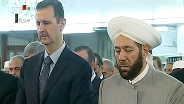 Televisão estatal mostrou Assad rezando em mesquita de Damasco