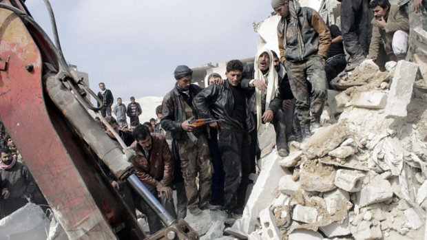 Rebeldes procuram por desaparecidos em escombros após ataque em Alepo, na Síria