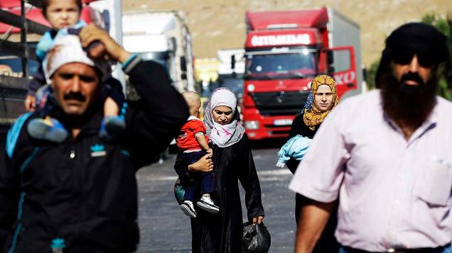 Refugiados sírios caminham perto da fronteira com a Turquia para tentar deixar o país. A ONU divulgou na terça-feira (3) que o número de refugiados sírios chegou a 2 milhões
