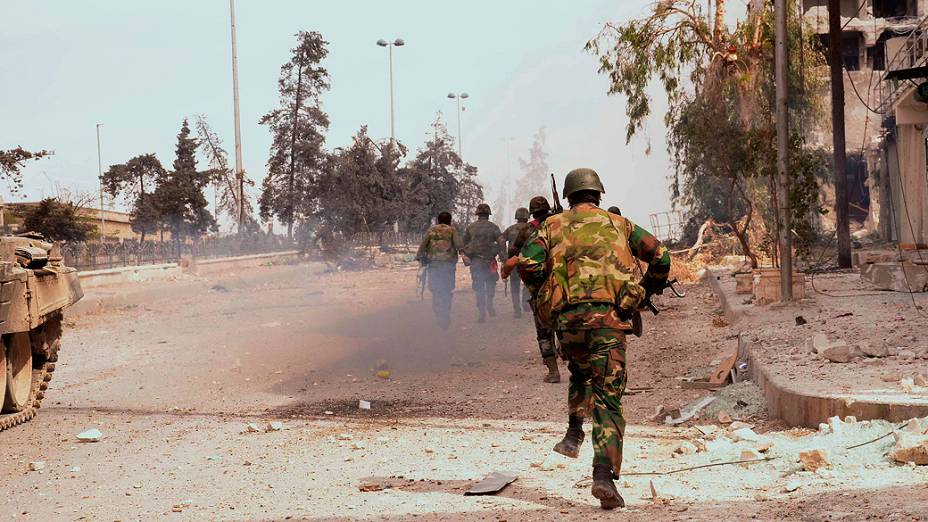 Forças leais ao presidente Bashar al-Assad avançam em área da cidade de Aleppo, na Síria