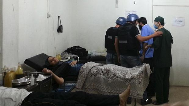 Equipe da ONU visita hospital onde atingidos por ataque estão sendo tratados, no subúrbio de Damasco, na Síria