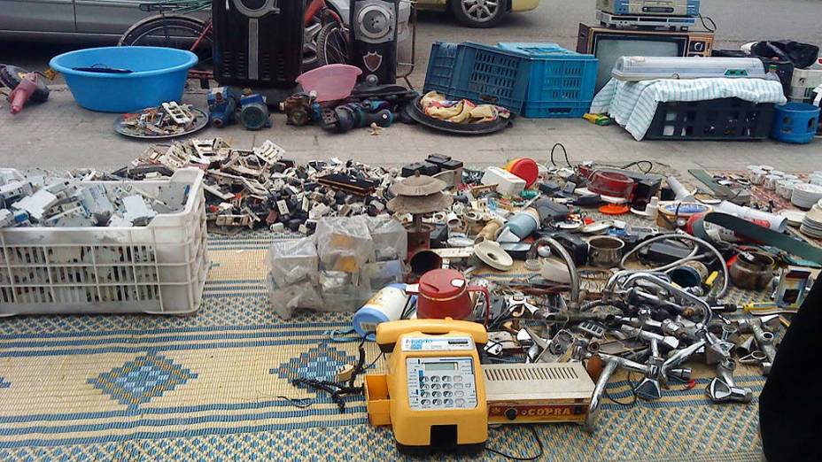 Mercadorias abandonadas no “Mercado dos Roubados” em Homs, onde se vendem produtos muitas vezes roubados de seus donos originais