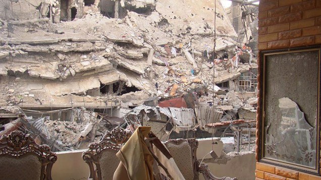 Móveis intactos em meio à destruição no bairro de Al Qossur, em Homs