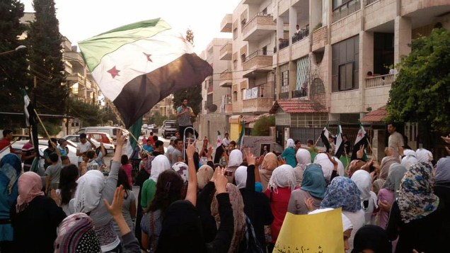 Manifestação pró-rebeldes no bairro de Al Waar, em Homs