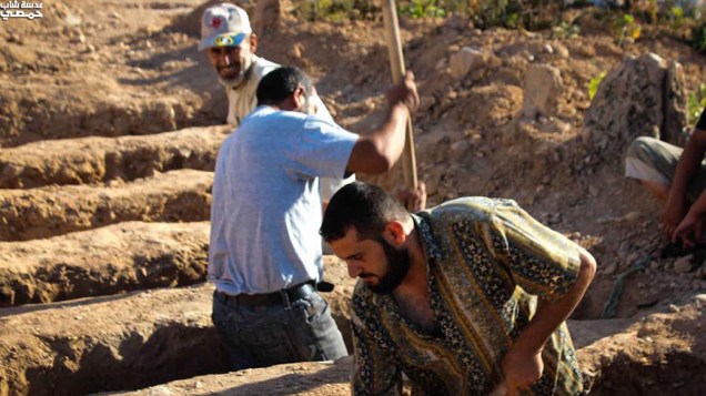 Cemitérios impovisados são escavados à espera de novas vítimas em Homs