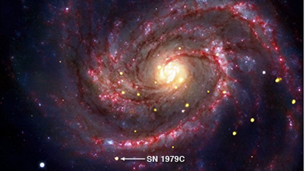 Imagem da galáxia M100. O local onde ficava a supernova SN 1979C está indicada pela seta.