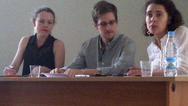Edward Snowden em reunião com defensores dos direitos humanos no aeroporto de Sheremetyevo, em Moscou