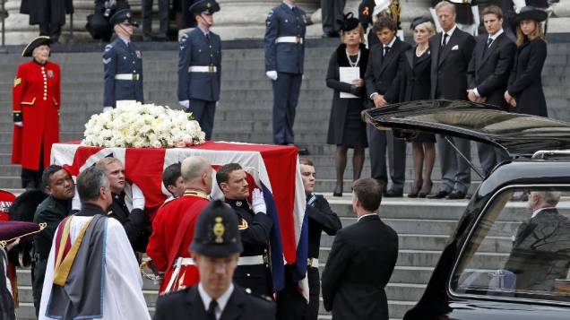 Sob os olhares dos familiares de Margaret Thatcher, caixão da ex-premiê é carregado após o funeral realizado na Catedral de Saint Paul