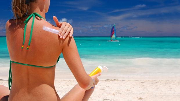 Passar protetor solar FPS 30 é o ideal para proteger a pele e conseguir se bronzear