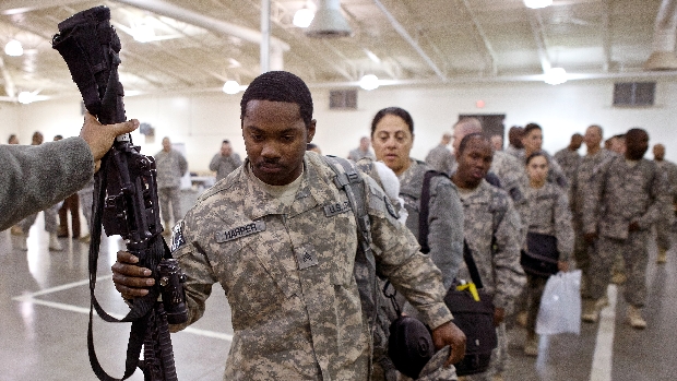 Soldado americano entrega arma ao retornar do Iraque nesta quinta-feira
