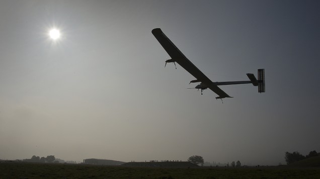 A aeronave suíça movida a energia solar batizada Solar Impulse decola em Payerne, na Suíça, rumo ao Marrocos