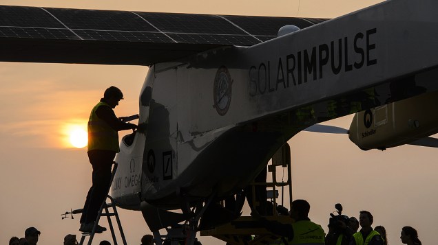 Últimos ajustes são realizados no avião experimental suíço Solar Impulse antes da decolagem nesta quinta-feira em Payerne