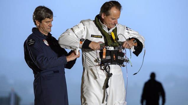 André Borschberg, um dos fundadores do projeto, se prepara para voar no avião experimental suíço Solar Impulse nesta quinta-feira em Payerne, oeste da Suíça