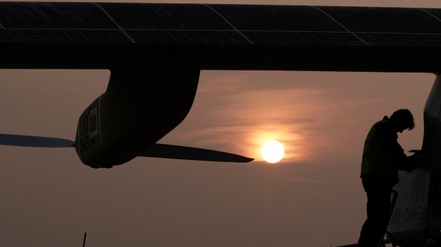 As asas do Solar Impulse estão cobertas por 12.000 células fotovoltaicas, que alimentam quatro motores elétricos de uma potência de 10 cavalos cada