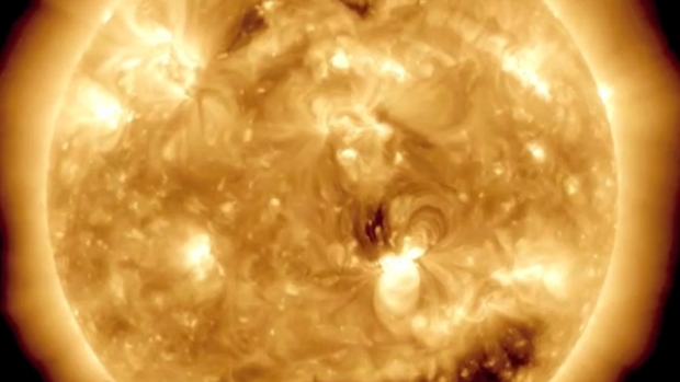 Imagem de um fenômeno conhecido como 'ejeção de massa coronal', que ocorreu em 15 de fevereiro de 2011 no Sol