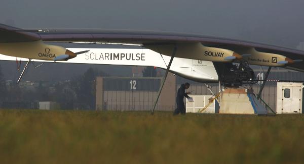 O Solar Impulse pesa apenas 1.600 quilos e é impulsionado por baterias solares