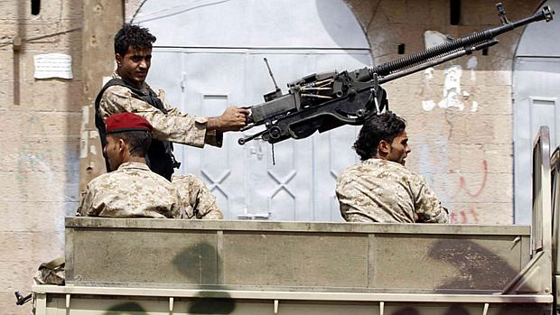 Soldado iemenita faz vigília na capital, Sanaa