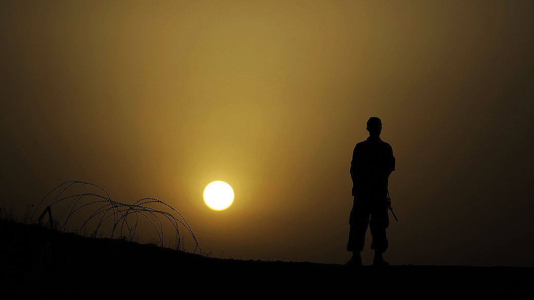 Soldado afegão ao pôr do sol em base militar na cidade de Buwri Tana, no Afeganistão