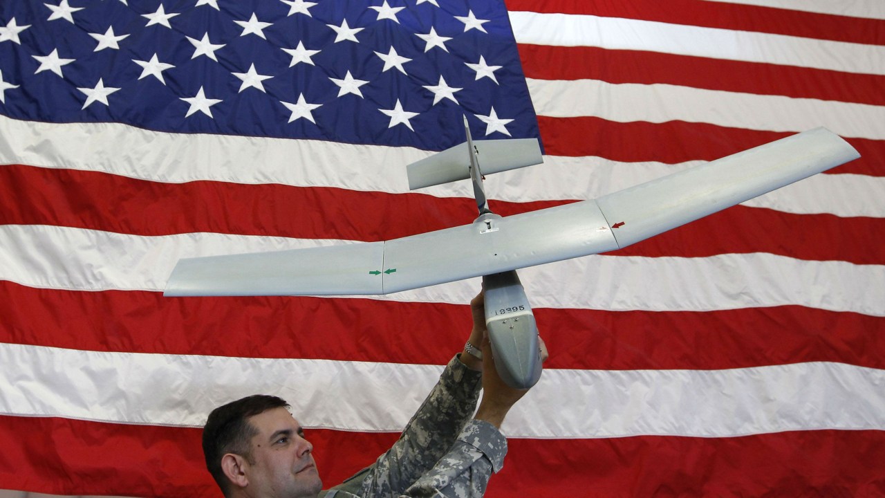 Soldado americano apresenta drone durante uma conferência na Alemanha