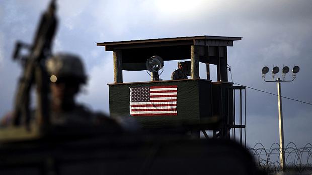 Soldado americano faz a segurança da base militar de Guantánamo, em Cuba