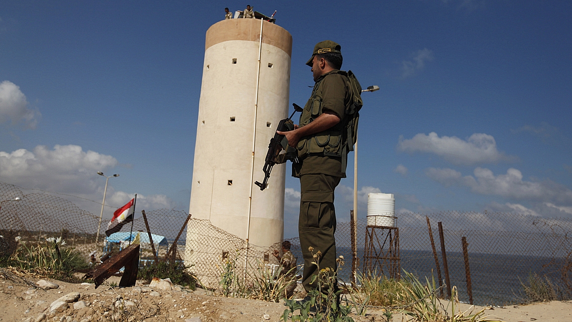 Soldado egípcio em posto do Exército perto da cidade de Rafah, na fronteira com a Faixa de Gaza