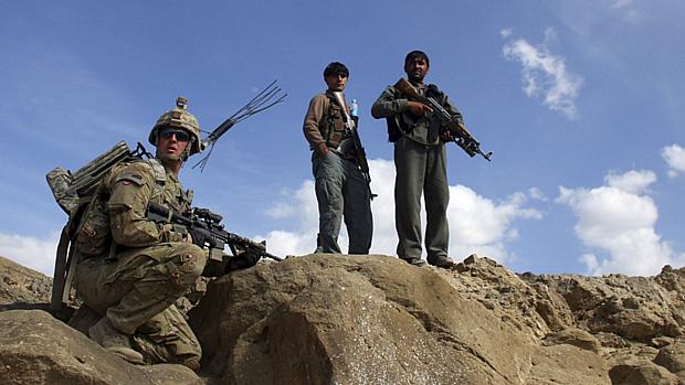 Soldado americano faz patrulha com oficial afegão
