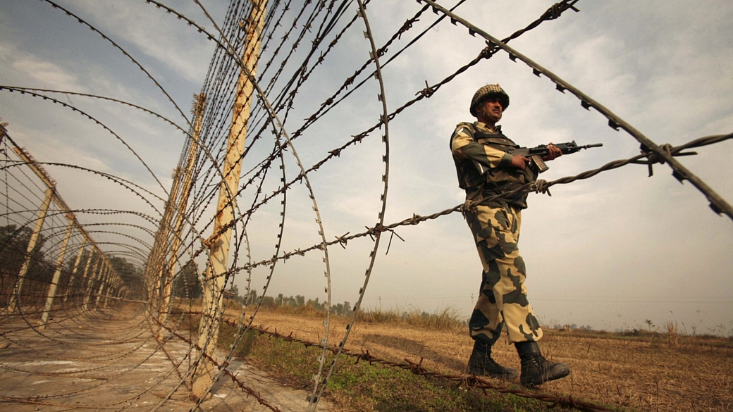 Soldado indiano patrulha fronteira com o Paquistão