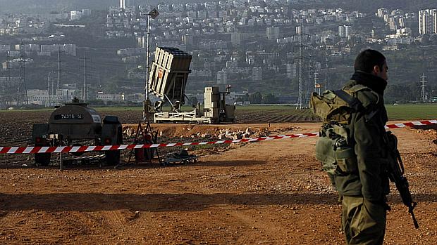 Soldado israelense patrulha região próxima à fronteira com o Líbano